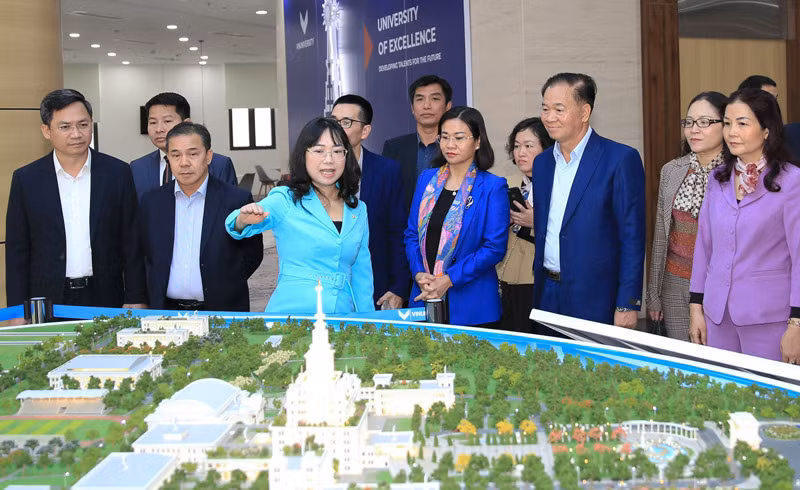 老挝人民革命党中央办公厅干部代表团赴越南手工艺村精华中心和VinUni大学进行实地考察 ảnh 1
