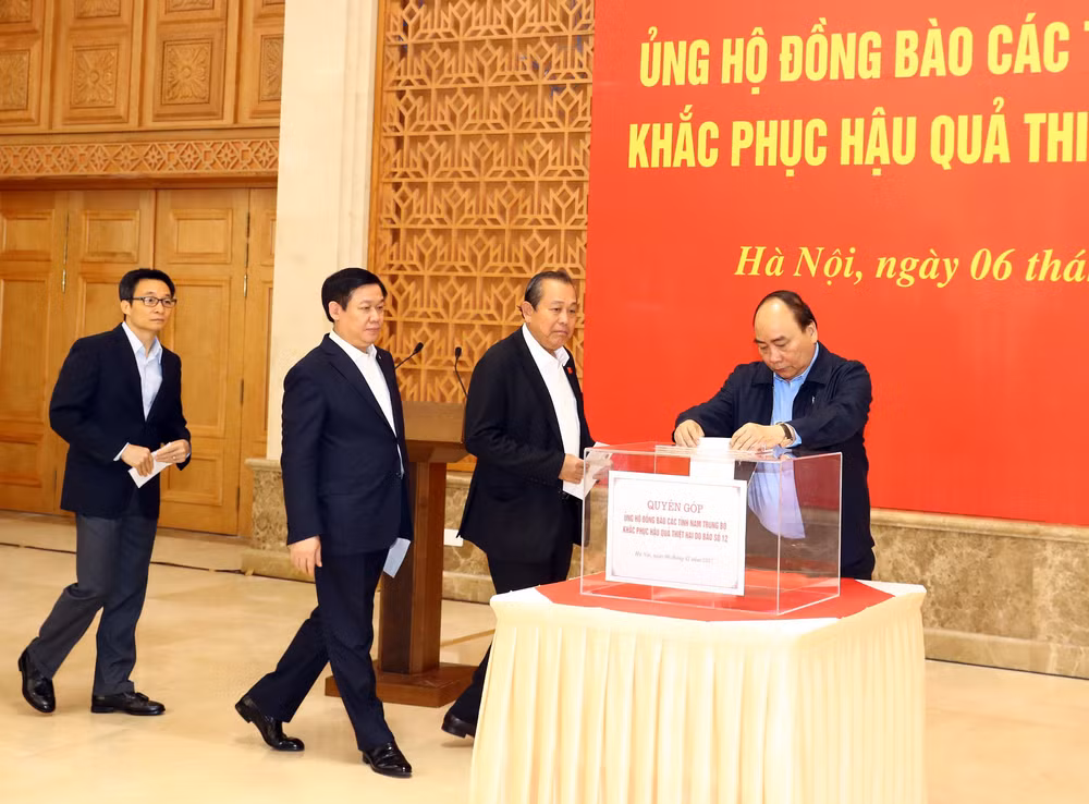 各中央机关开展为第12号台风灾民捐款活动 ảnh 5