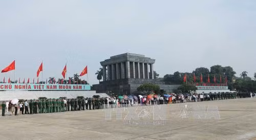 人民群众入陵瞻仰胡志明主席遗容 ảnh 1 人民群众入陵瞻仰胡志明主席遗容 ảnh 1