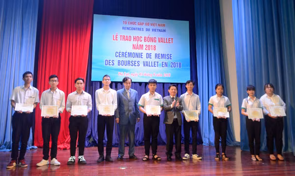 越南贫困学生获得瓦莱助学金 ảnh 1