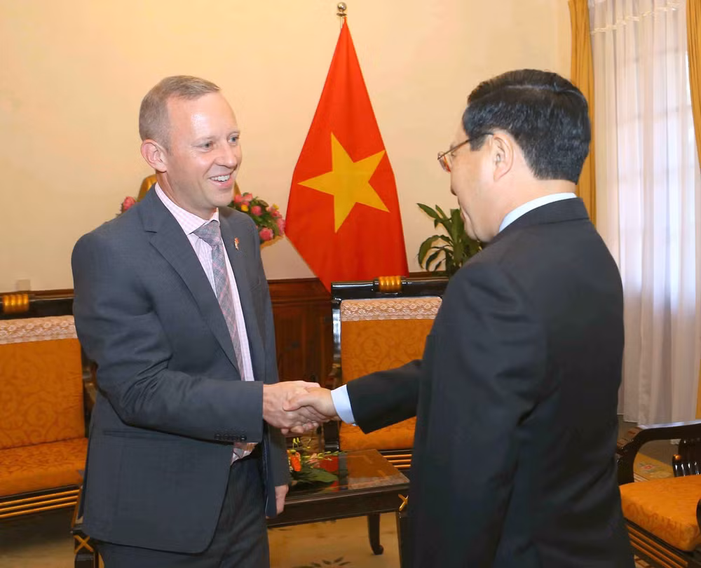 越南政府副总理兼外交部长范平明会见英国驻越大使 ảnh 1 越南政府副总理兼外交部长范平明会见英国驻越大使 ảnh 1