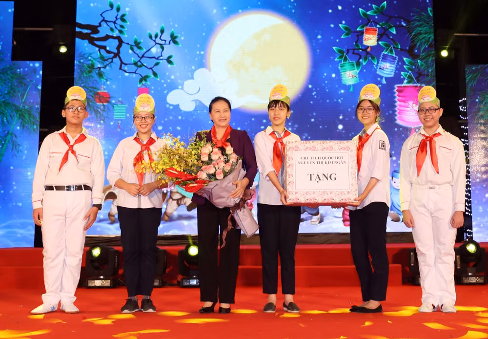 国会主席阮氏金银与河内少年儿童共度中秋佳节 ảnh 2 国会主席阮氏金银与河内少年儿童共度中秋佳节 ảnh 2