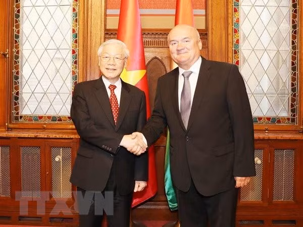 越共中央总书记阮富仲会见匈牙利国会副议长 ảnh 1 越共中央总书记阮富仲会见匈牙利国会副议长 ảnh 1
