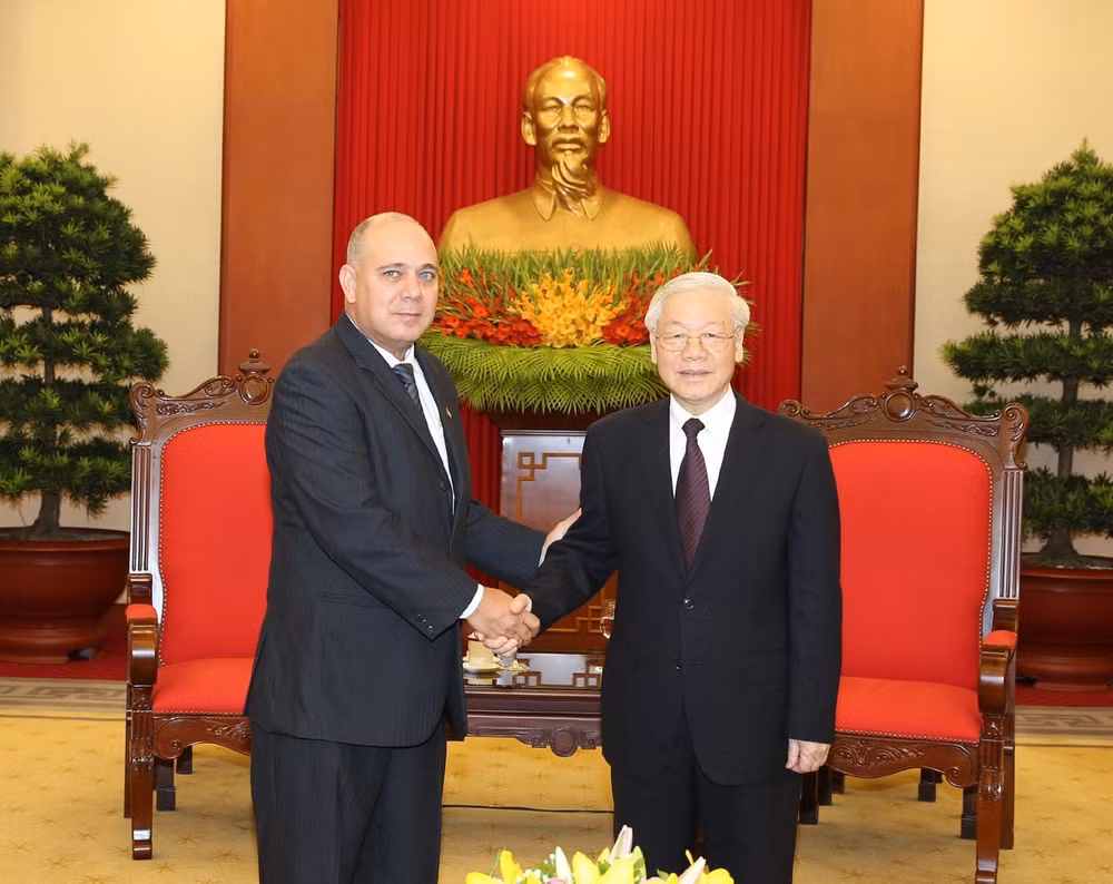 越共中央总书记阮富仲会见古巴高级代表团 ảnh 1 越共中央总书记阮富仲会见古巴高级代表团 ảnh 1
