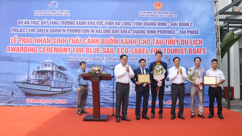 广宁省下龙湾的两艘旅游船荣获绿帆生态标志和证书 ảnh 1 广宁省下龙湾的两艘旅游船荣获绿帆生态标志和证书 ảnh 1