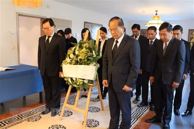 多国驻瑞士大使和国际组织代表前来吊唁陈大光同志 ảnh 1