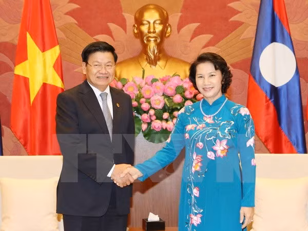 越南国会主席阮氏金银会见老挝总理通论·西苏里 ảnh 1 越南国会主席阮氏金银会见老挝总理通论·西苏里 ảnh 1