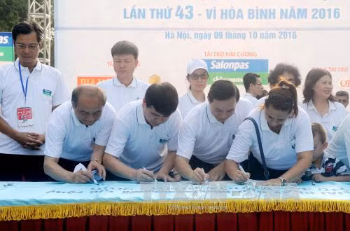 《新河内报》第43次和平跑步公开赛总决赛吸引1200人参加 ảnh 2