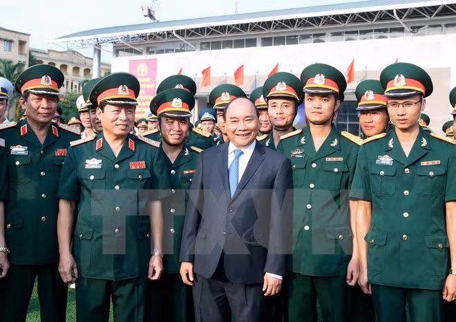 阮春福总理：每一名学员必须是军队单位中政治工作模范人员 ảnh 1