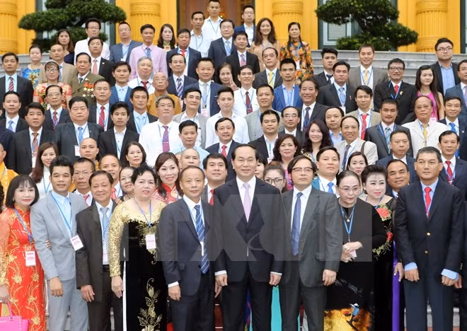 越南国家主席陈大光会见越南典范中小企业代表 ảnh 1