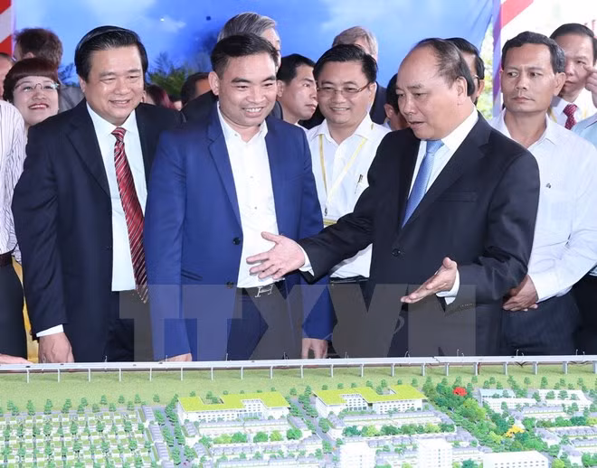 阮春福总理：政府承诺为在隆安省投资兴业的投资商提供便利 ảnh 1