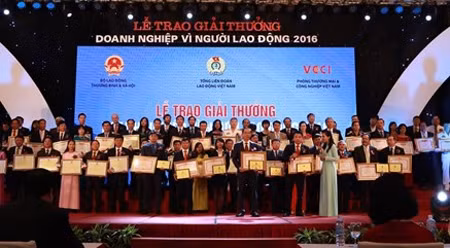 2016年“致力于劳动者企业”奖项颁奖仪式在河内举行 ảnh 1 2016年“致力于劳动者企业”奖项颁奖仪式在河内举行 ảnh 1