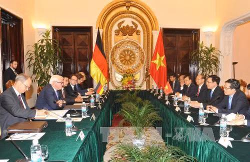 越南副总理兼外长范平明与德国外长施泰因迈尔进行会谈 ảnh 1 越南副总理兼外长范平明与德国外长施泰因迈尔进行会谈 ảnh 1