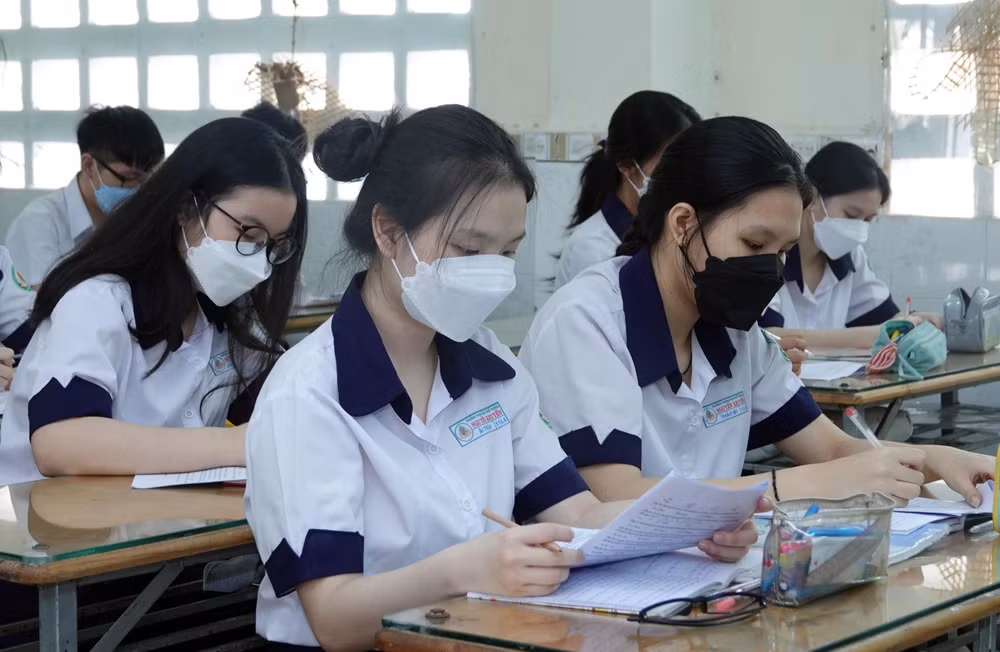 今日胡志明市初高中各年级学生重返校园 ảnh 1