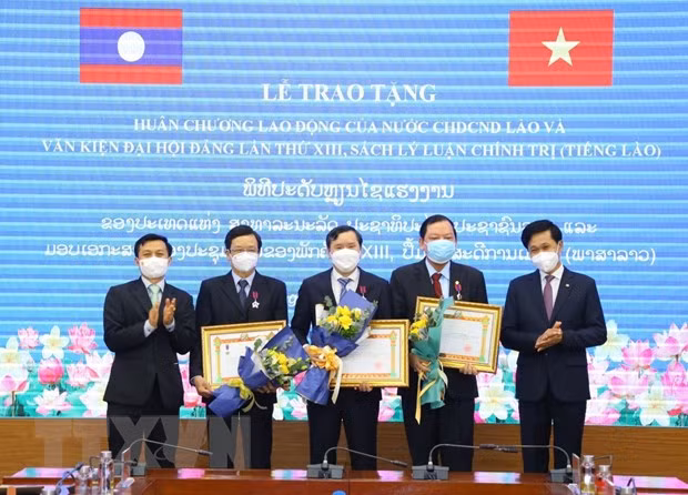 老挝向越南干部和专家授予劳动勋章 ảnh 1 老挝向越南干部和专家授予劳动勋章 ảnh 1