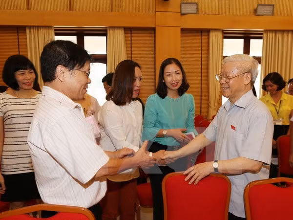 越共中央总书记阮富仲与河内市巴亭郡和还剑郡选民接触 ảnh 1 越共中央总书记阮富仲与河内市巴亭郡和还剑郡选民接触 ảnh 1
