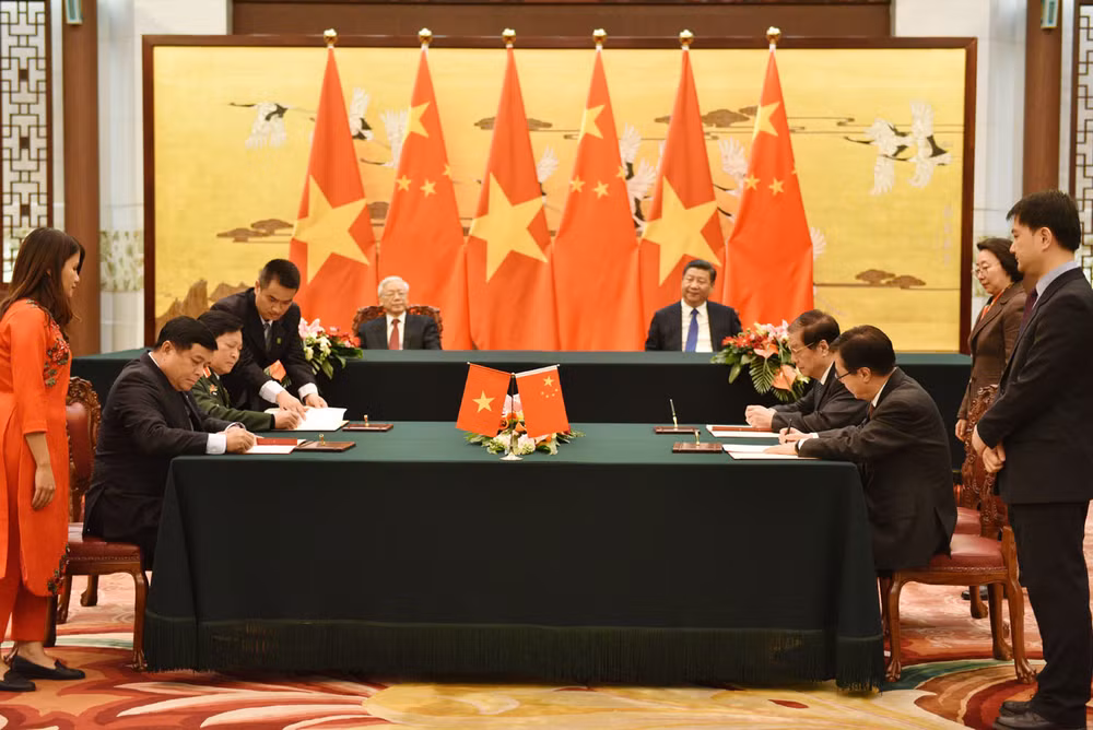 越共中央总书记阮富仲与中共中央总书记习近平共同出席双方有关合作文件的签字仪式 ảnh 1