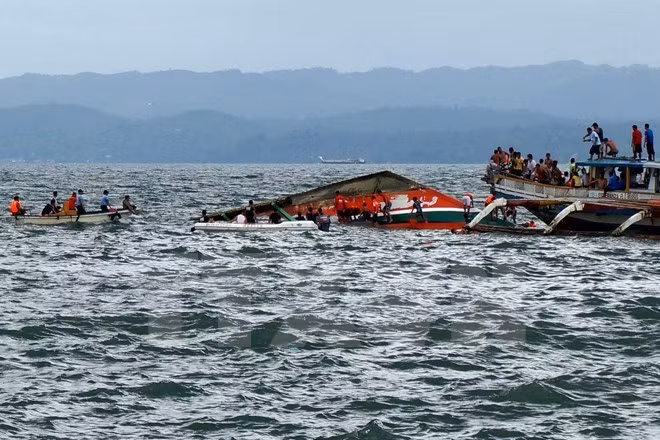 印尼西部船只沉没事故造成15人死亡 ảnh 1