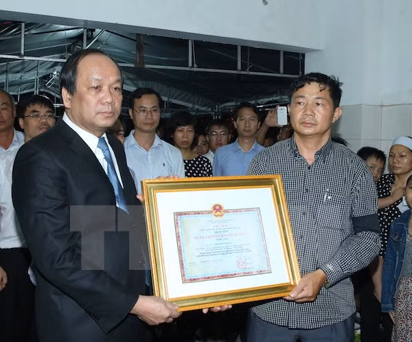 越南国家主席追授牺牲的飞行学员范德忠少尉一级祖国捍卫勋章 ảnh 1