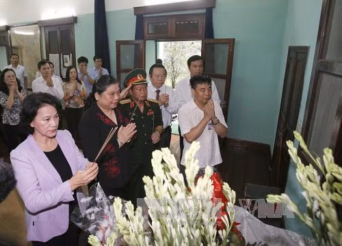 越南国会主席阮氏金银敬香缅怀胡志明主席 ảnh 1