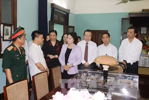 越南国会主席阮氏金银敬香缅怀胡志明主席 ảnh 2