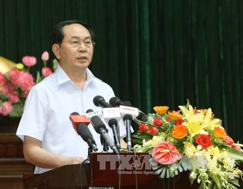 越南国家主席陈大光与胡志明市第四郡选民接触 ảnh 1