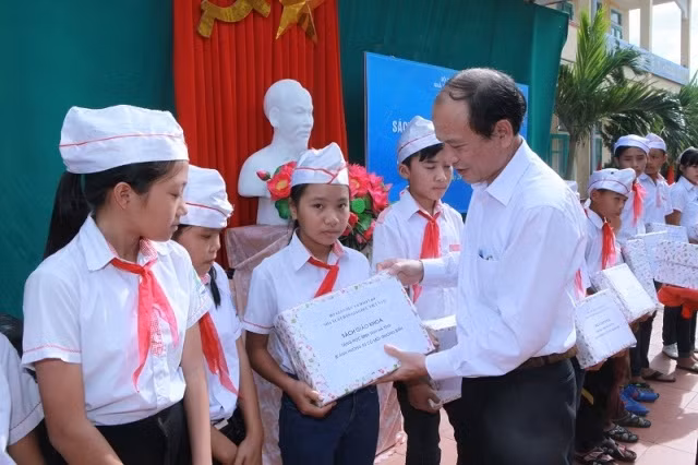 值新学年开学之际向数千名学生赠送教科书 ảnh 1