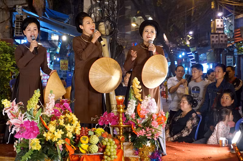 河内古街夜晚生动的民族音乐 ảnh 1