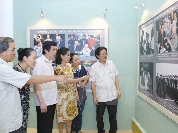 《武元甲大将——传奇人物的肖像》摄影展在河内举行 ảnh 1