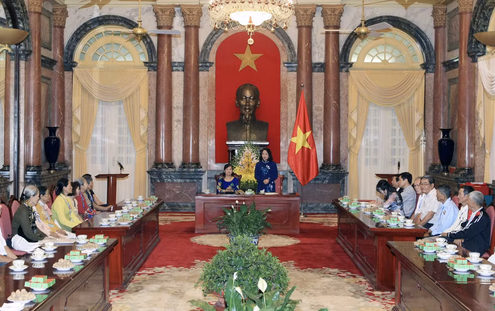 国家副主席接见永隆省对革命有功劳者代表团 ảnh 1