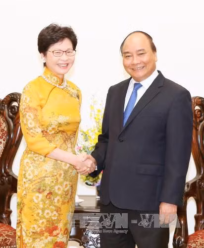 越南政府总理阮春福会见中国香港特别行政区政务司司长林郑月娥 ảnh 1