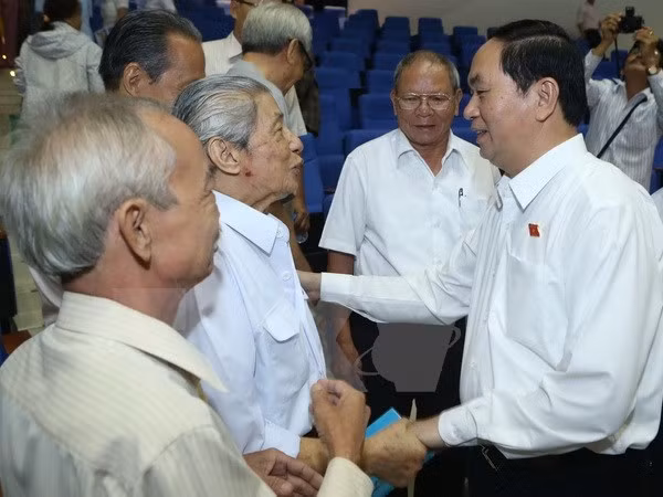 越南国家主席陈大光与胡志明市第一郡选民接触 ảnh 1 越南国家主席陈大光与胡志明市第一郡选民接触 ảnh 1