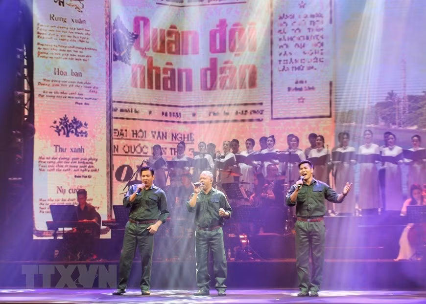 纪念越南作曲家文高诞辰100周年文艺晚会在河内隆重举行 ảnh 1 纪念越南作曲家文高诞辰100周年文艺晚会在河内隆重举行 ảnh 1