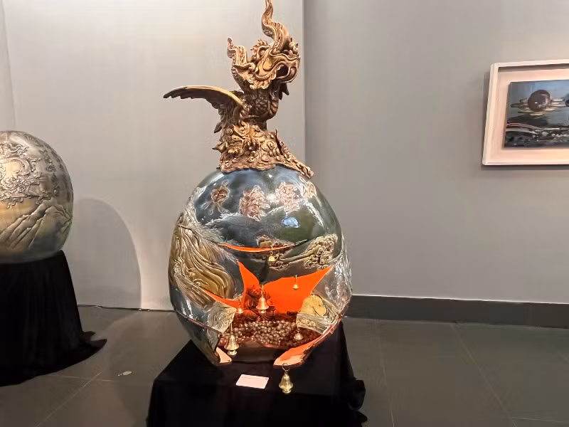 现代吉祥物展:推崇越南传统刻瓷艺术精髓 ảnh 1 现代吉祥物展:推崇越南传统刻瓷艺术精髓 ảnh 1