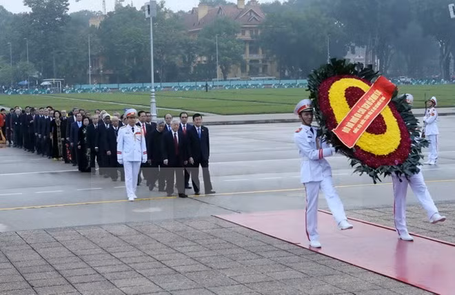 越南党和国家领导人拜谒胡志明主席陵墓 ảnh 1 越南党和国家领导人拜谒胡志明主席陵墓 ảnh 1