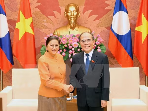 国会主席阮生雄会见老挝国会主席巴妮•雅陶都 ảnh 1