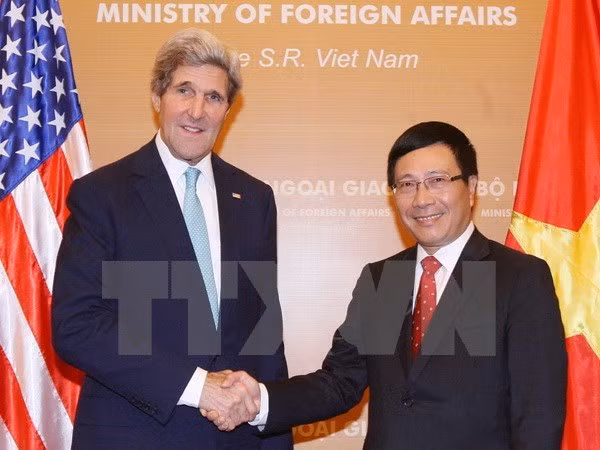 越南政府副总理兼外长范平明同美国国务卿约翰•克里通电话 ảnh 1