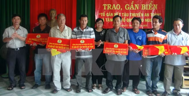 向富安渔民赠送1000面国旗 ảnh 1