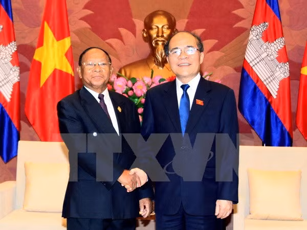 越南国会主席阮生雄会见柬埔寨国会主席韩桑林 ảnh 1