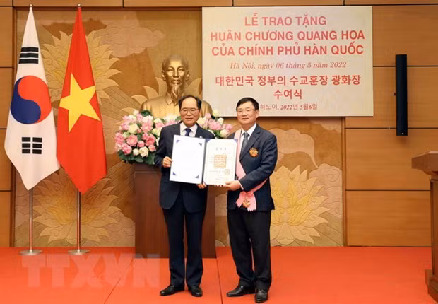 越韩友好议员小组原主席陈文髓荣获韩国政府的“光化章” ảnh 1