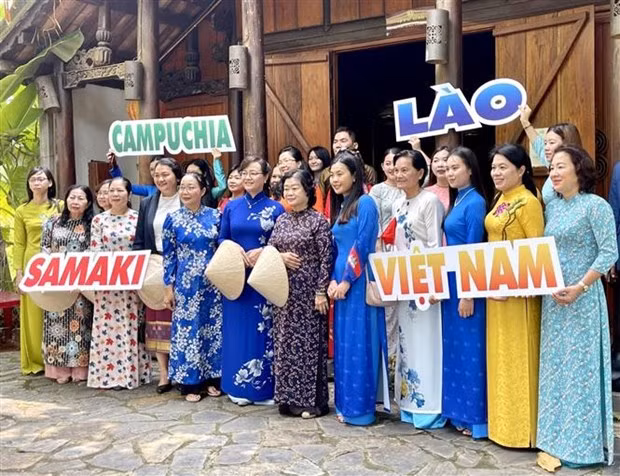 向在胡志明市生活和学习的老挝和柬埔寨大学生赠送越南奥黛 ảnh 1 向在胡志明市生活和学习的老挝和柬埔寨大学生赠送越南奥黛 ảnh 1