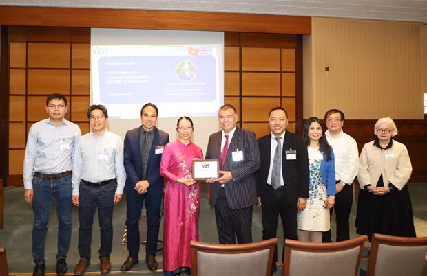 越裔教授担任英国和爱尔兰的越南知识分子协会名誉主席 ảnh 1