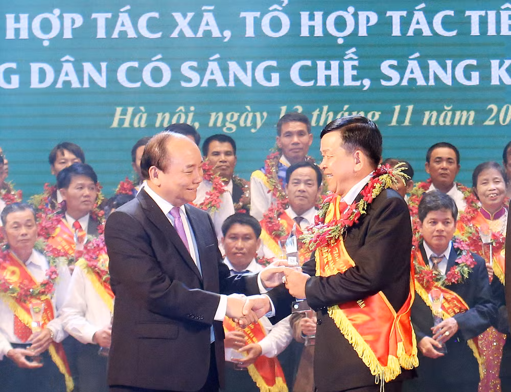 阮春福总理出席先进合作社、合作组及农民表彰大会 ảnh 1 阮春福总理出席先进合作社、合作组及农民表彰大会 ảnh 1