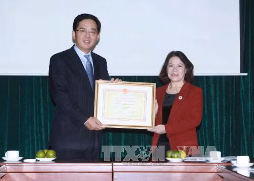 中国红十字会向越南中部洪水灾民捐款 ảnh 1 中国红十字会向越南中部洪水灾民捐款 ảnh 1