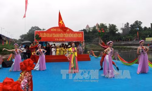 2016越南芒街—中国东兴北仑界河青年对歌联欢在北仑河源头举行 ảnh 1