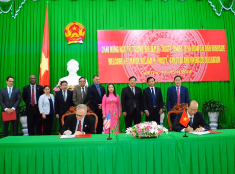 美国里弗赛德市代表团前来芹苴市寻找经贸合作商机 ảnh 1