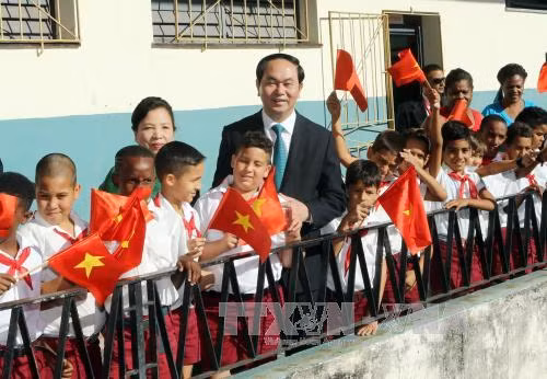 越南国家主席陈大光参观古巴哈瓦那阮文追小学校 ảnh 1 越南国家主席陈大光参观古巴哈瓦那阮文追小学校 ảnh 1
