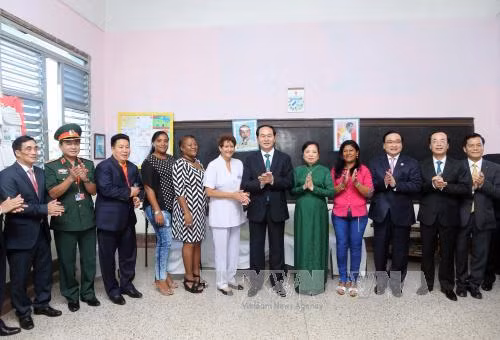 越南国家主席陈大光参观古巴哈瓦那阮文追小学校 ảnh 2 越南国家主席陈大光参观古巴哈瓦那阮文追小学校 ảnh 2
