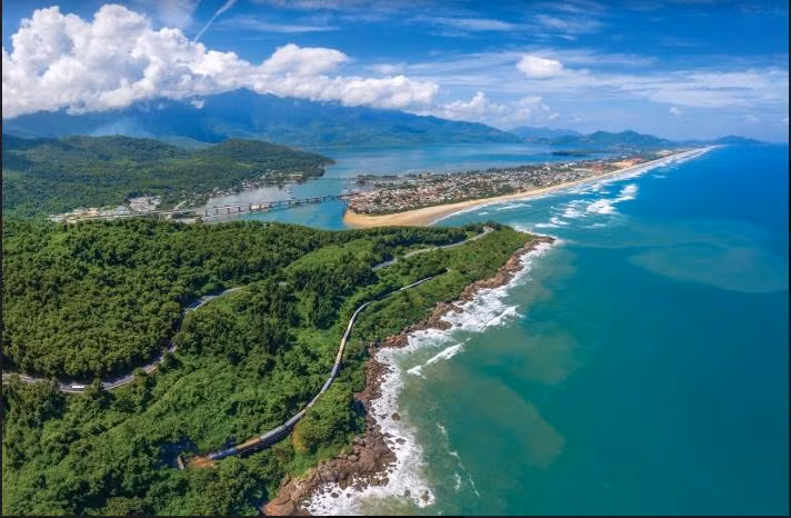 岘港-顺化旅游专列带游客领略陵姑湾之美 ảnh 1