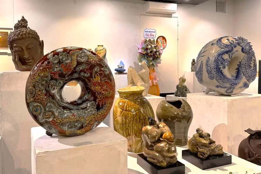 春天姿态陶瓷精品展: 感受越南陶瓷文化精髓 ảnh 1